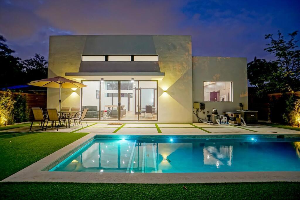 Villa Design House -Heated Pool -Big Yard -Gated Parking Miami Esterno foto